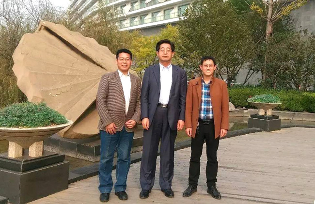 范總與張日俊教授、三儀集團(tuán)莊國(guó)宏博士合影